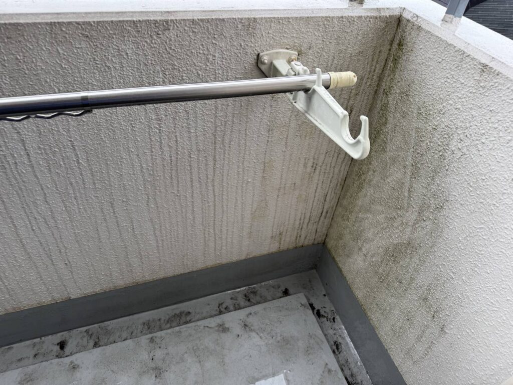 ベランダ内壁洗浄前